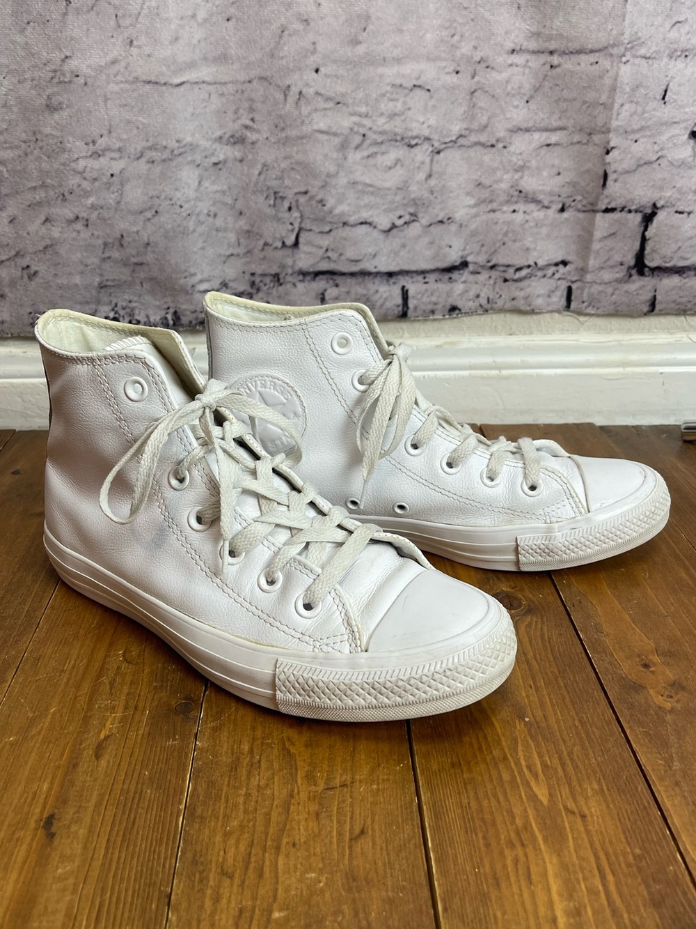 Converse white leather high top sneakers Mens size 6, Womens 8